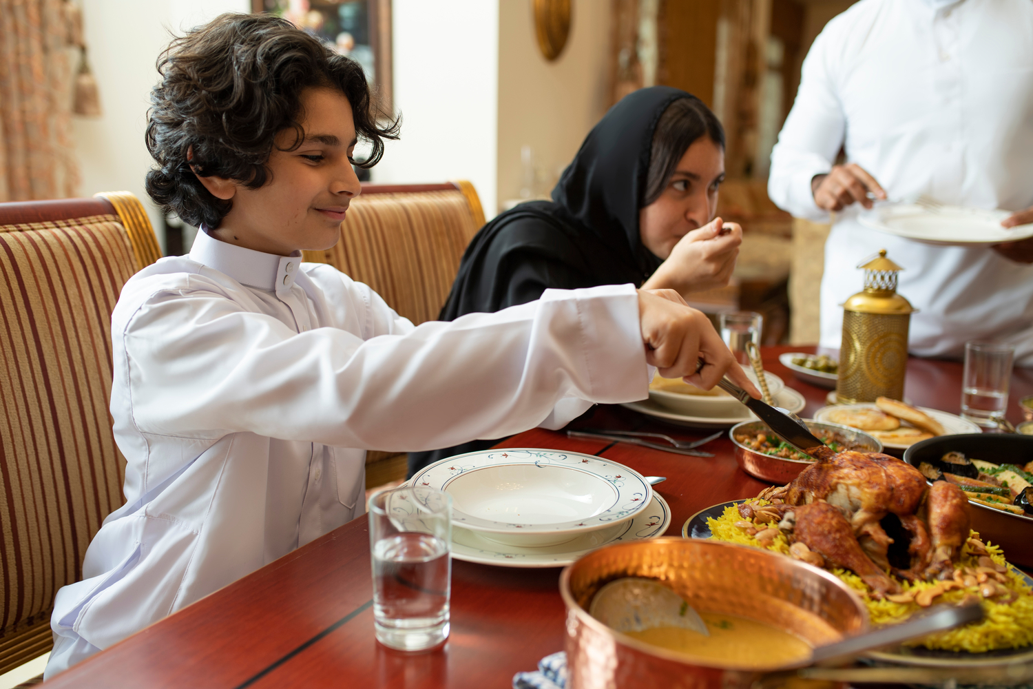 عائلة تتناول الطعام في الكويت.