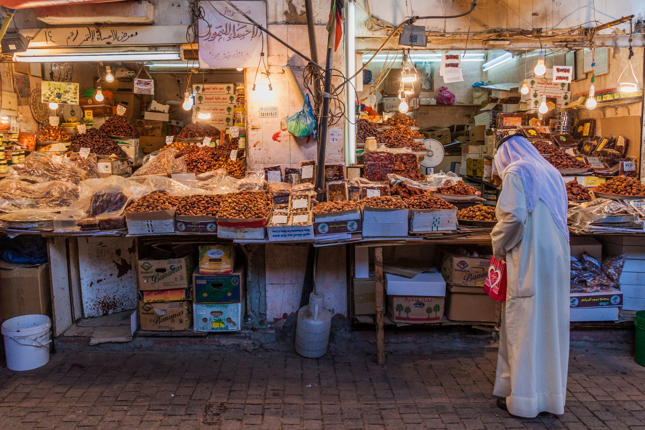رجل يتسوق في سوق الكويت.