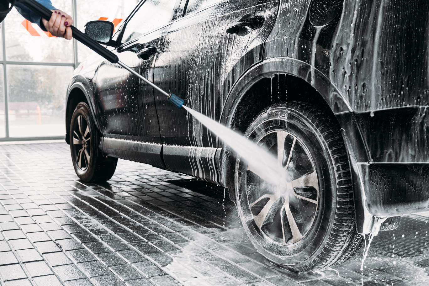 غسل سيارة بالمياه في الكويت.