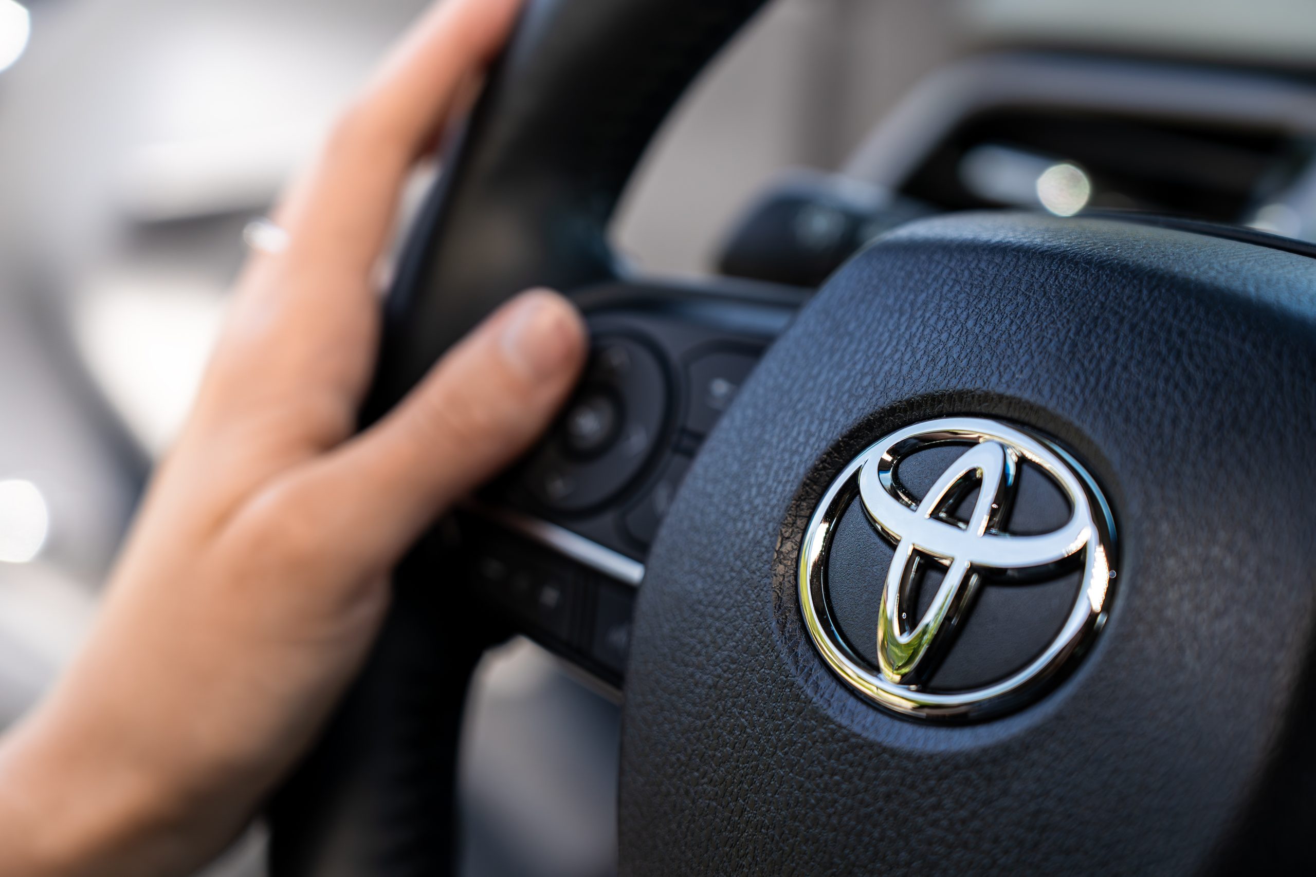 steering wheel of toyota camry
