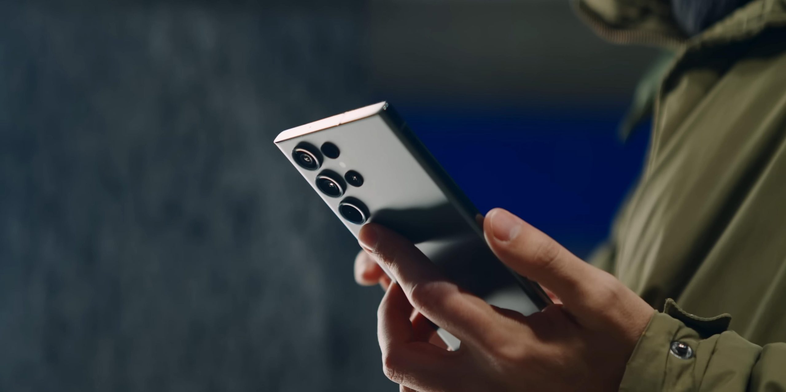 Kuwaiti man holding a Samsung phone
