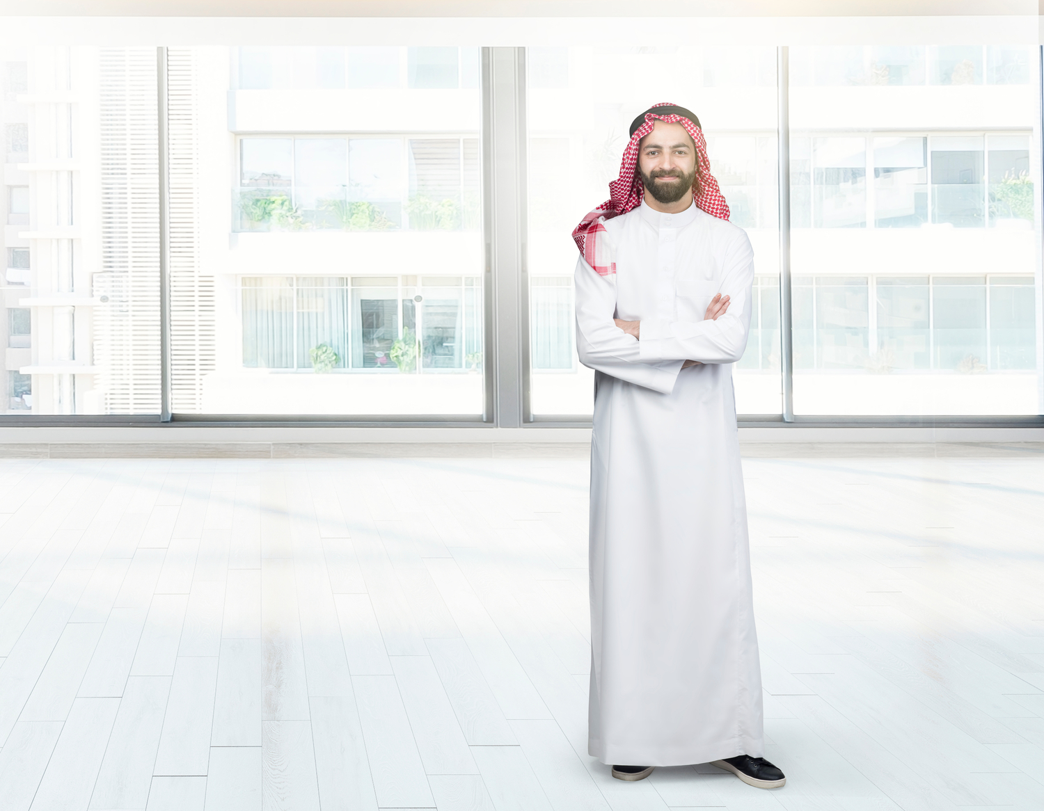مستثمر كويتي يقف بداخل شقة.