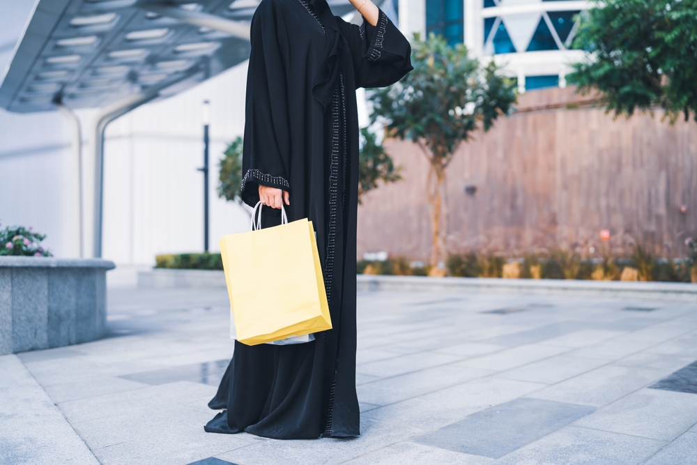 امرأة عربية ترتدي عباية وتتسوق.