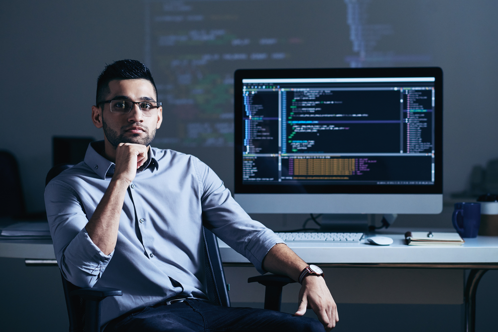 مبرمج هندي يجلس في مكتبه.